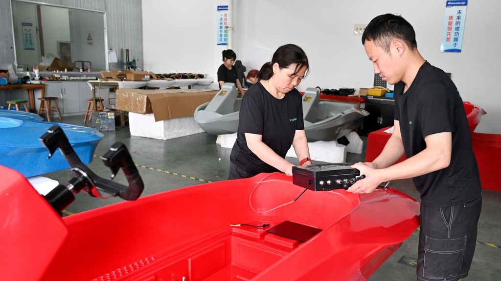 浙江金华：炎炎夏日水上用品生产旺