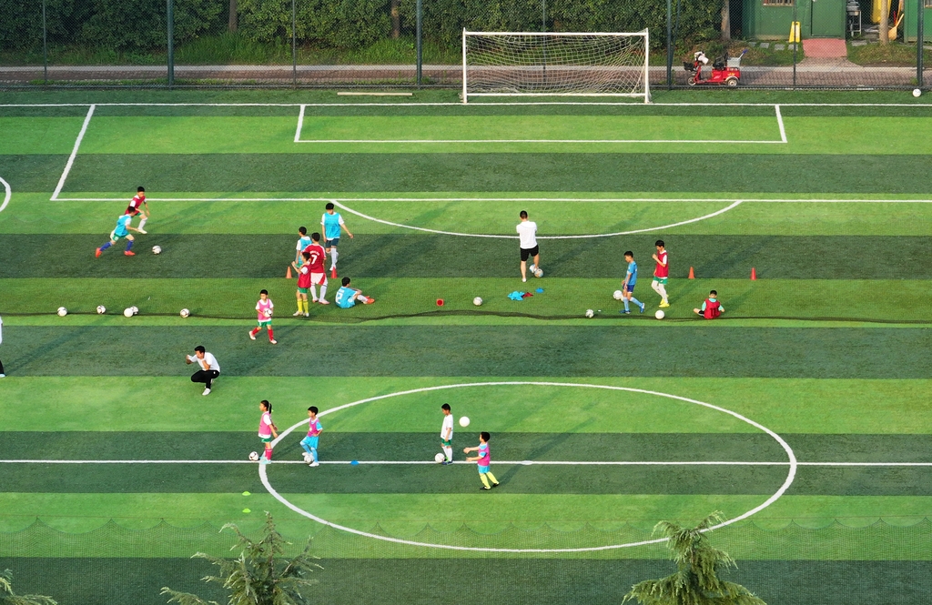 江苏扬州：“苏超”点燃夏日足球热情