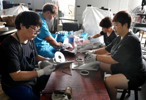 浙江金华：炎炎夏日水上用品生产旺