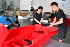 浙江金华：炎炎夏日水上用品生产旺