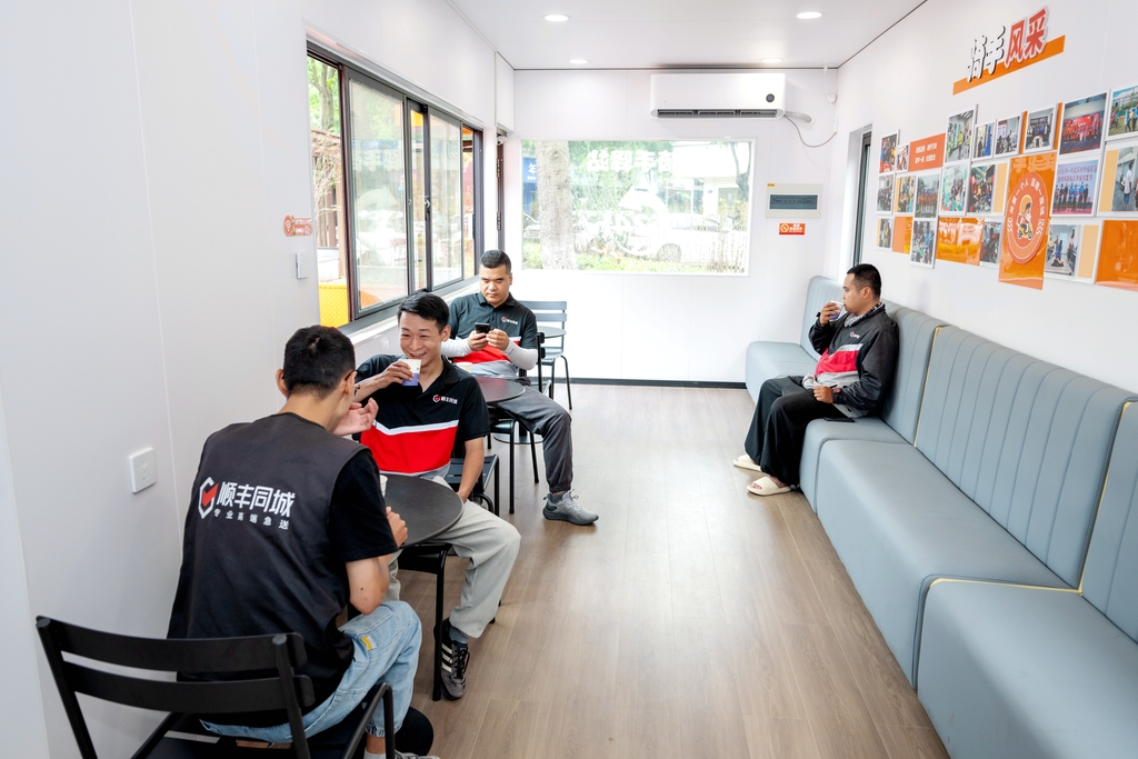 浙江长兴：骑手驿站享清凉