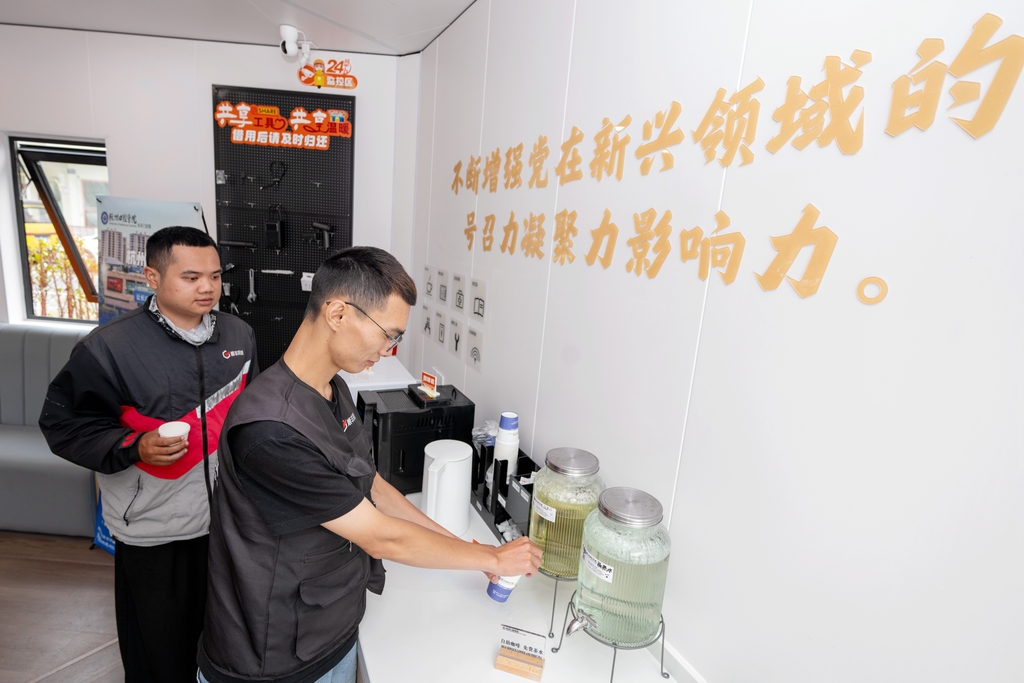 浙江长兴：骑手驿站享清凉