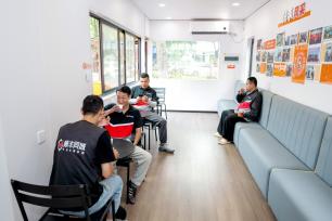 浙江长兴：骑手驿站享清凉