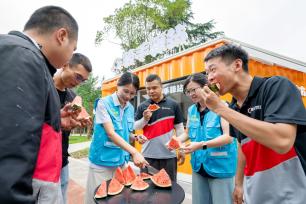 浙江长兴：骑手驿站享清凉