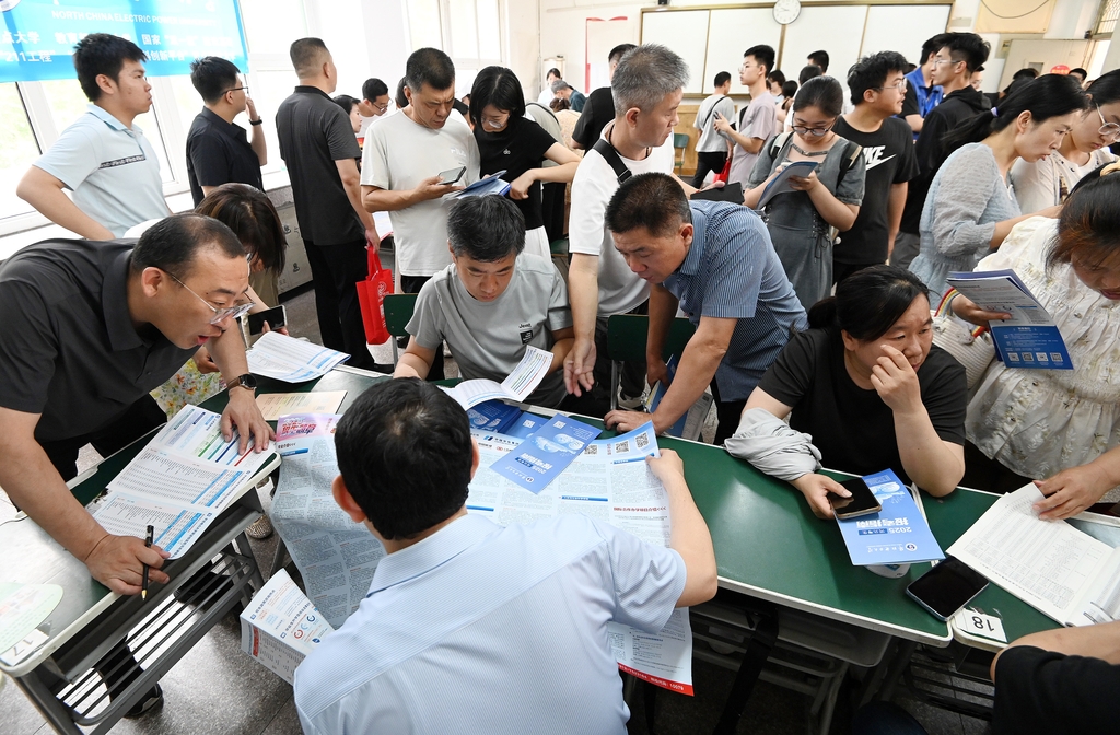 河北邯郸：高校招生咨询忙