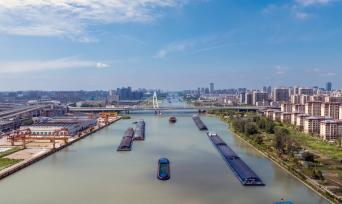 江苏扬州：京杭大运河运输忙