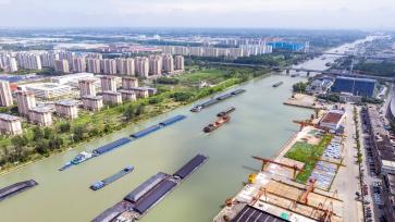江苏扬州：京杭大运河运输忙