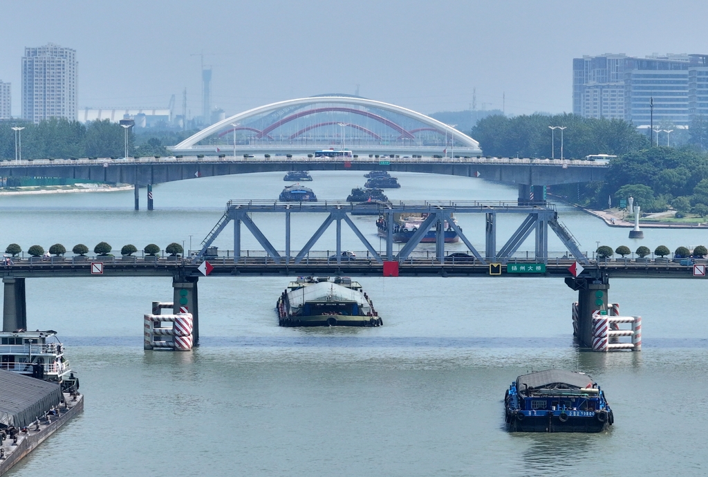 江苏扬州：京杭大运河运输忙