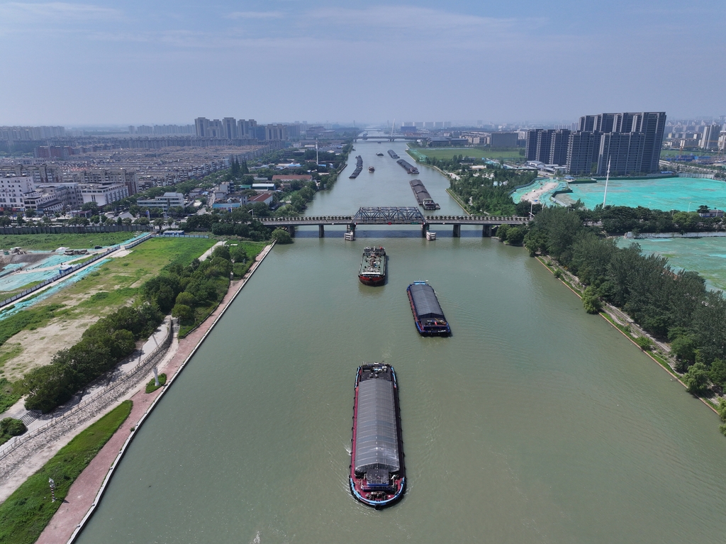 江苏扬州：京杭大运河运输忙
