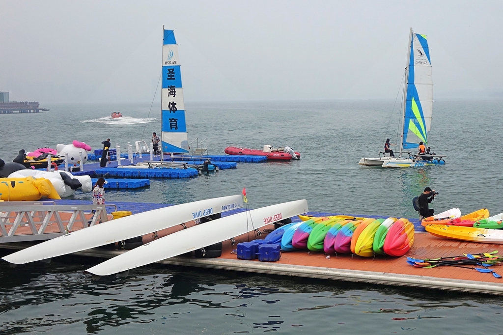 山东青岛：海上运动项目受游客青睐
