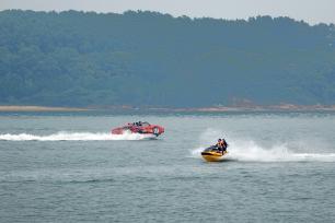 山东青岛：海上运动项目受游客青睐