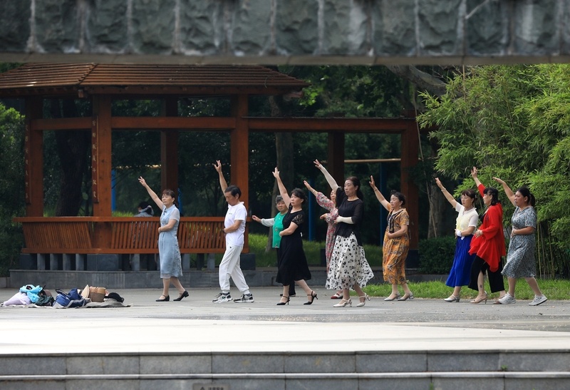 盛夏时节 江苏淮安市民晨练健身忙