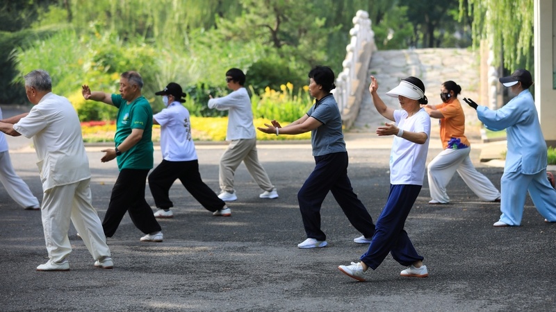 盛夏时节 江苏淮安市民晨练健身忙