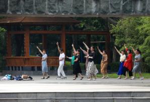 盛夏时节 江苏淮安市民晨练健身忙