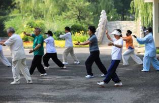盛夏时节 江苏淮安市民晨练健身忙