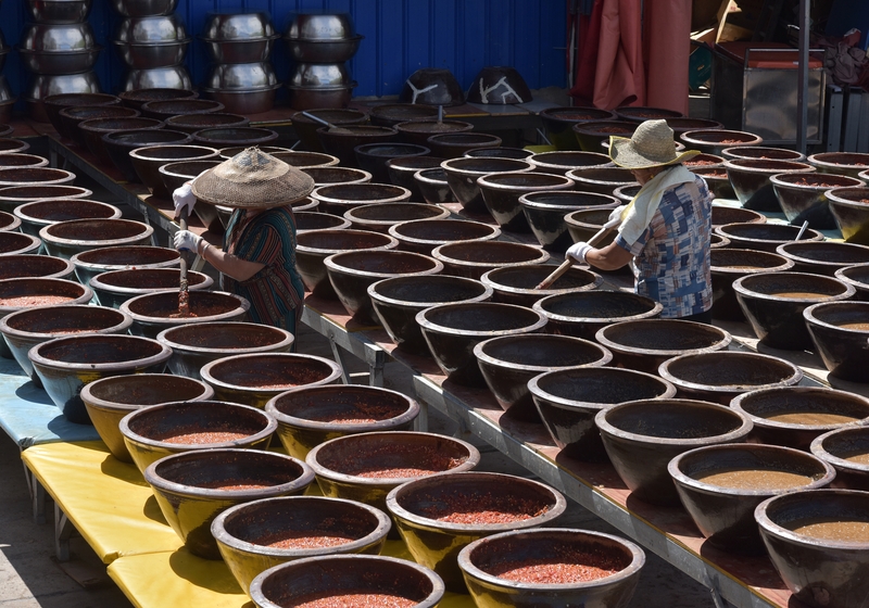 夏日时节 湖南娄底辣酱晒制忙