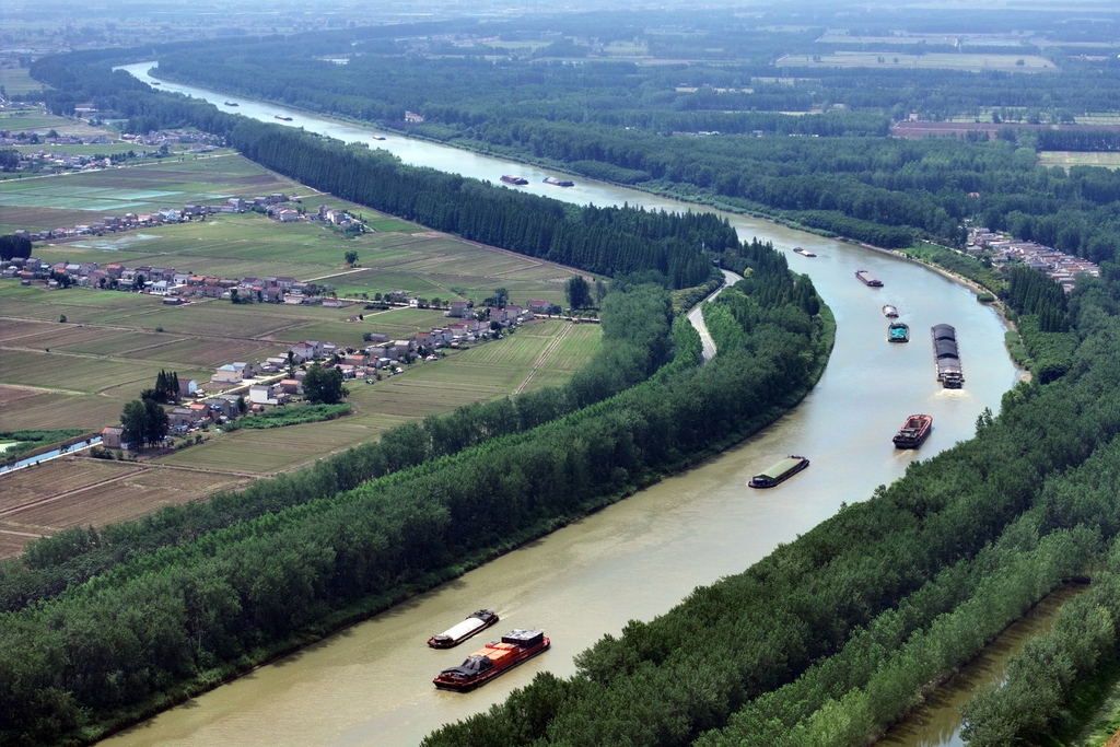 江苏扬州：京杭大运河货运忙