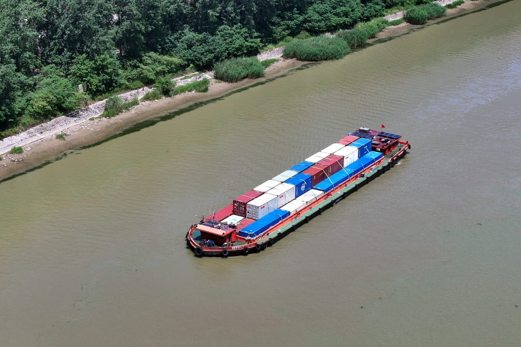 江苏扬州：京杭大运河货运忙