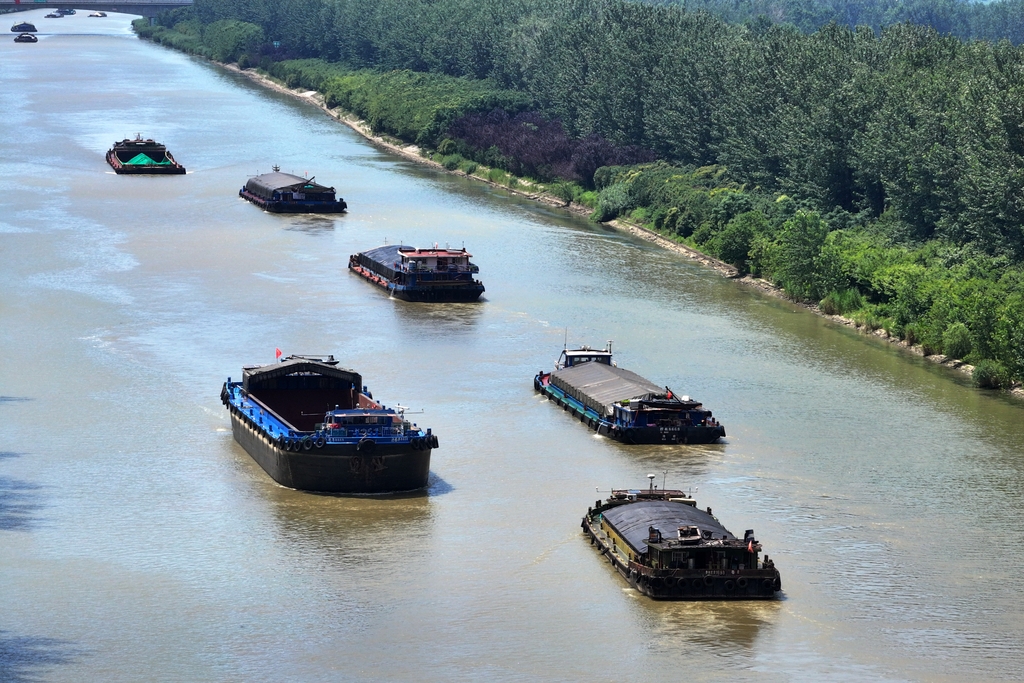江苏扬州：京杭大运河货运忙