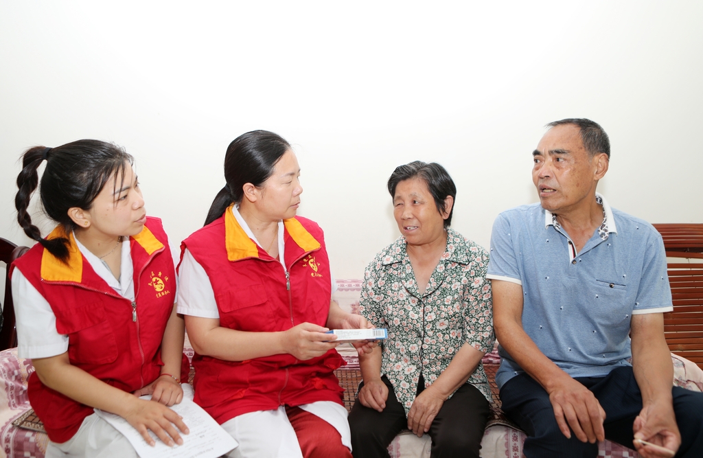 重庆：情系老党员 巡诊暖人心