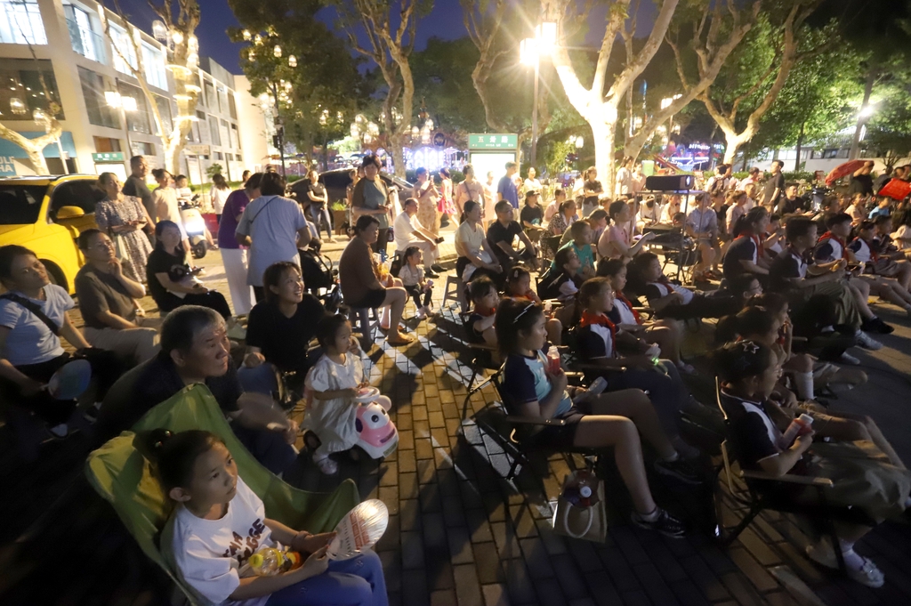江苏苏州：露天电影进社区 丰富居民夜生活