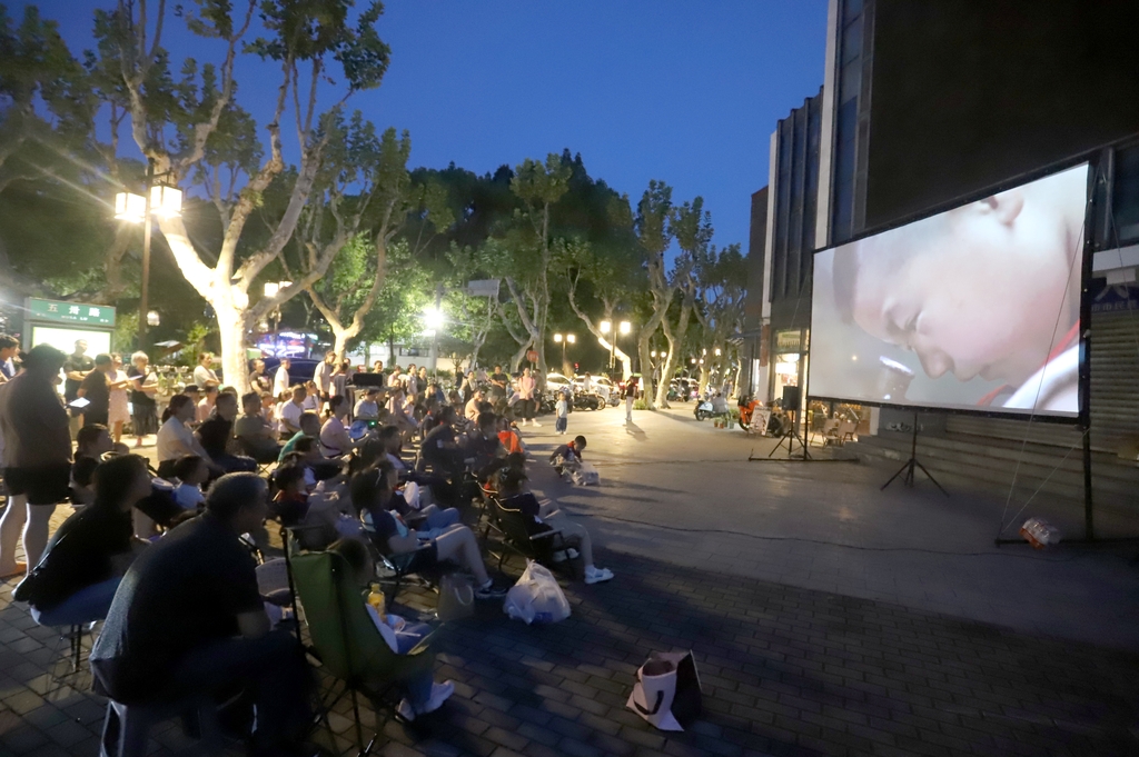 江苏苏州：露天电影进社区 丰富居民夜生活