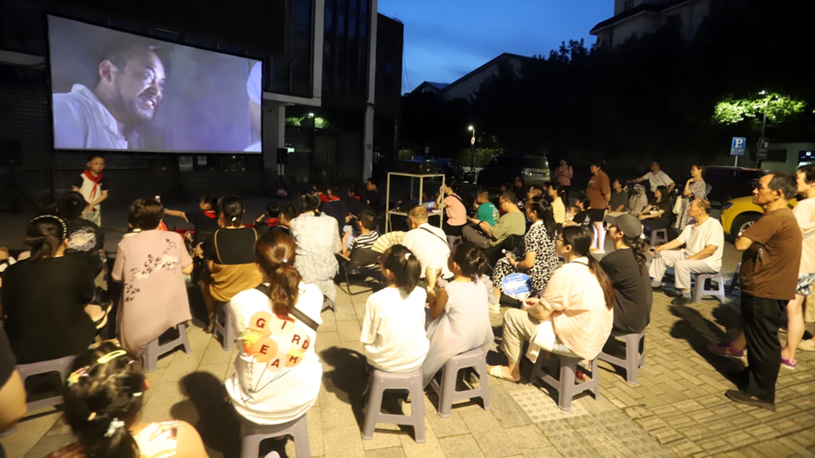 江苏苏州：露天电影进社区 丰富居民夜生活