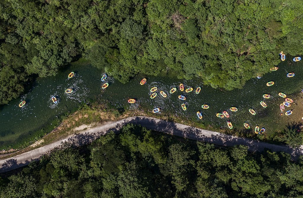 浙江武义：游客漂流消暑乐享清凉