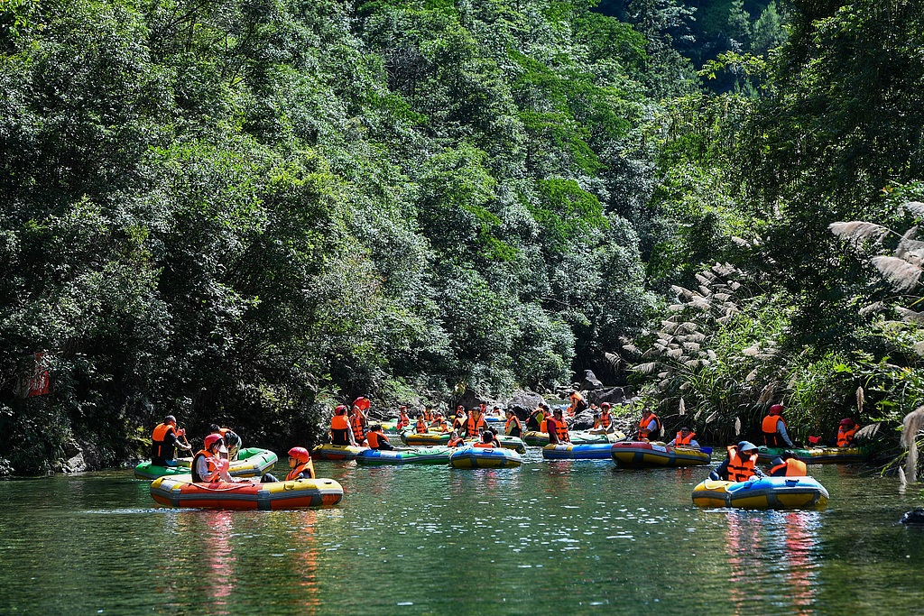 浙江武义：游客漂流消暑乐享清凉
