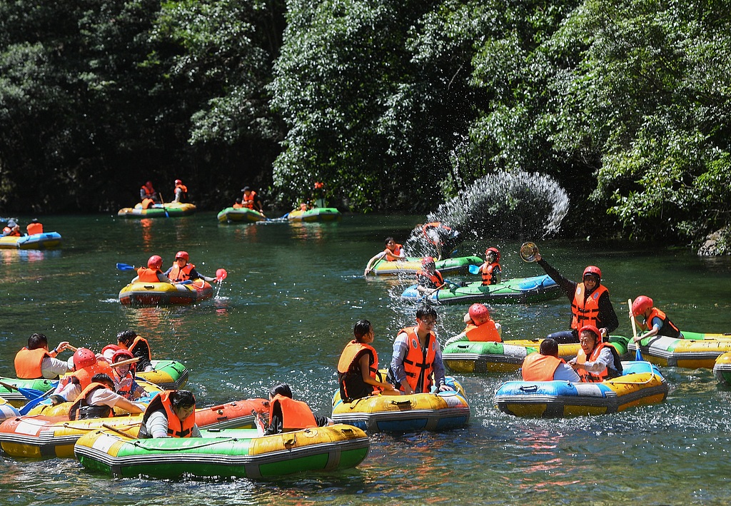 浙江武义：游客漂流消暑乐享清凉