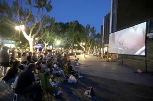 江苏苏州：露天电影进社区 丰富居民夜生活