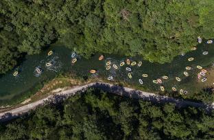 浙江武义：游客漂流消暑乐享清凉