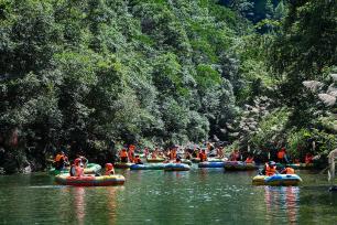 浙江武义：游客漂流消暑乐享清凉