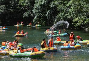 浙江武义：游客漂流消暑乐享清凉