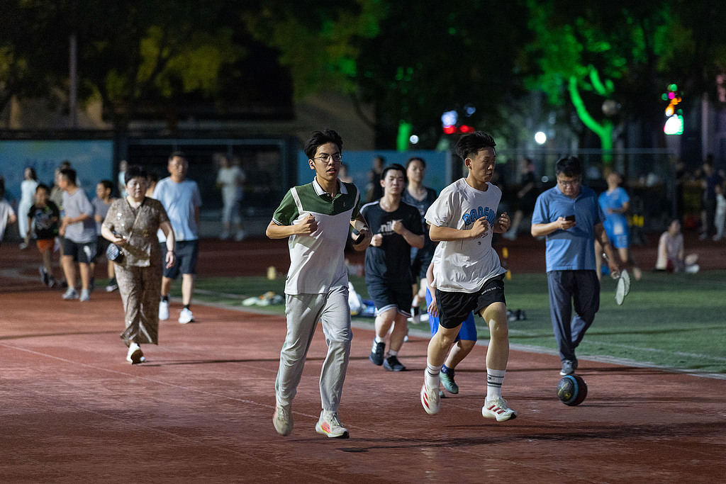 浙江湖州：市民夏夜运动健身