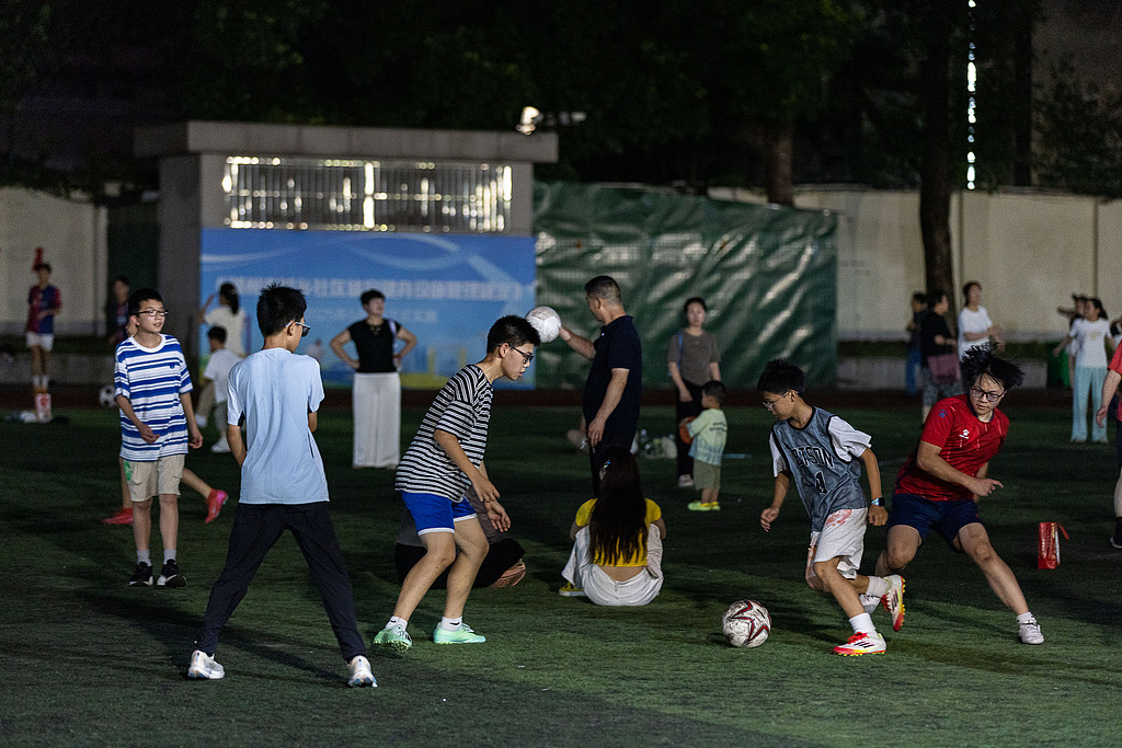 浙江湖州：市民夏夜运动健身