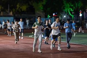 浙江湖州：市民夏夜运动健身