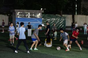 浙江湖州：市民夏夜运动健身