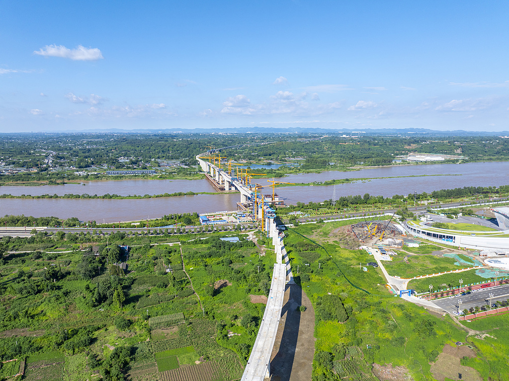 四川眉山：太和岷江特大桥建设正酣