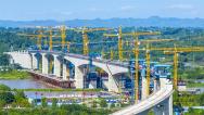 四川眉山：太和岷江特大桥建设正酣