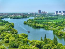 浙江湖州：游船航行在湿地公园湖面上