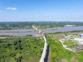 四川眉山：太和岷江特大桥建设正酣