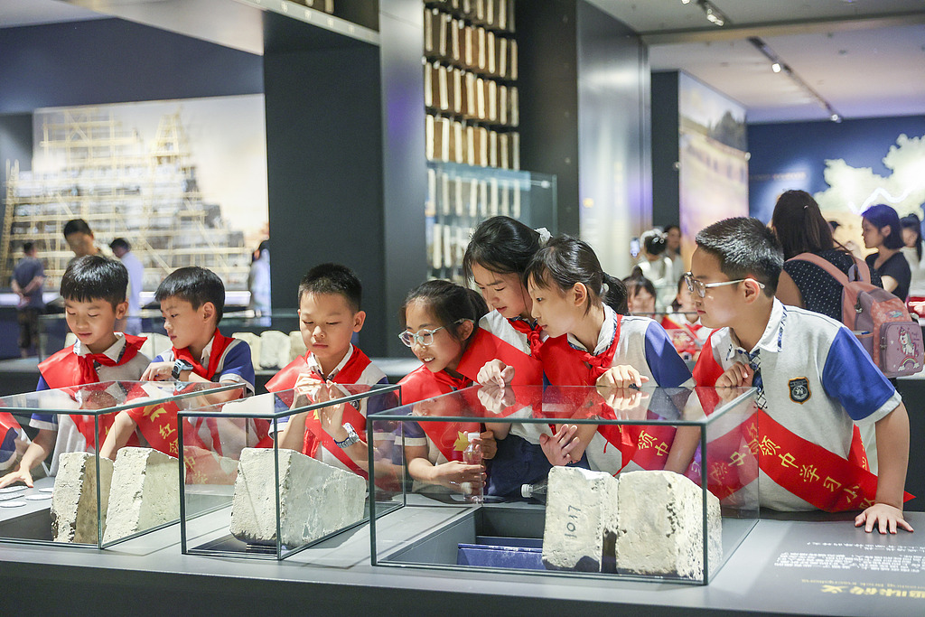 南京：学生参观博物馆 乐享文化暑期