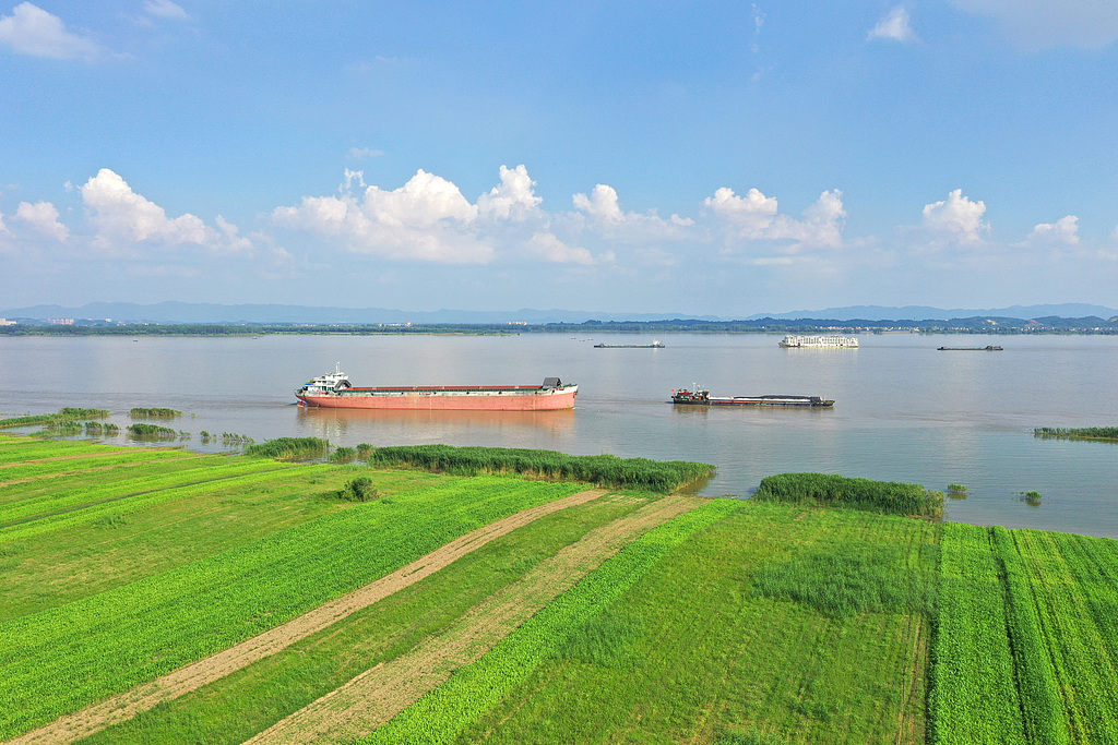 安徽安庆：长江江面宽阔 船舶穿梭