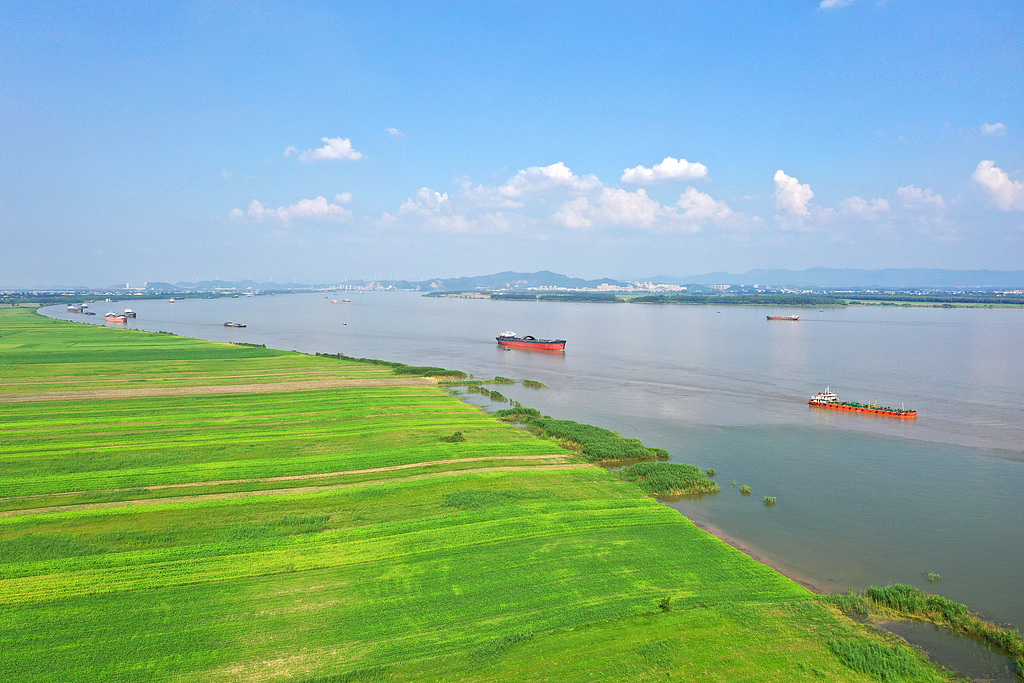 安徽安庆：长江江面宽阔 船舶穿梭