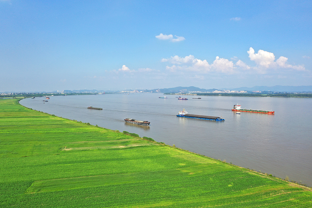 安徽安庆：长江江面宽阔 船舶穿梭