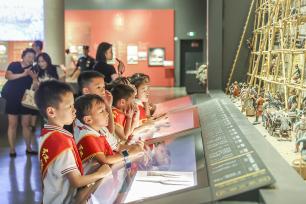 南京：学生参观博物馆 乐享文化暑期