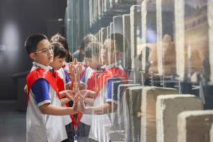 南京：学生参观博物馆 乐享文化暑期