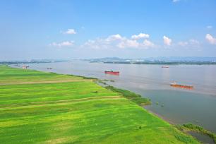 安徽安庆：长江江面宽阔 船舶穿梭