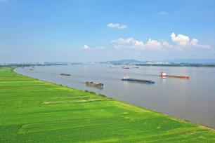 安徽安庆：长江江面宽阔 船舶穿梭